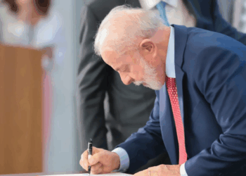Lula oficializa lei que proíbe linguagem neutra em documentos públicos