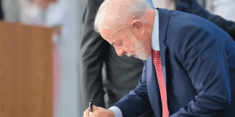 Lula oficializa lei que proíbe linguagem neutra em documentos públicos