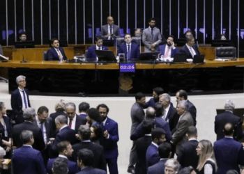 Câmara aprova texto-base do projeto de combate ao crime organizado (PL 5582/2025)