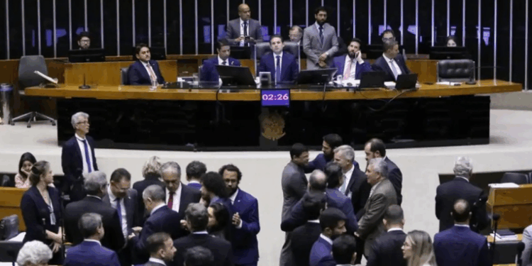 Câmara aprova texto-base do projeto de combate ao crime organizado (PL 5582/2025)