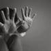 Violência contra mulheres atinge 840 milhões e índice global não melhora há 25 anos, alerta OMS