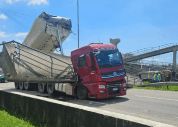 Motorista morre após caminhão derrubar passarela na BR-116 entre Magé e Guapimirim