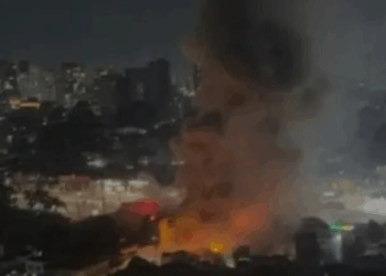 Incêndio atinge lojas na Rua Marechal Deodoro, em São Bernardo do Campo. Telhado desaba, 21 viaturas atuam e não há feridos.