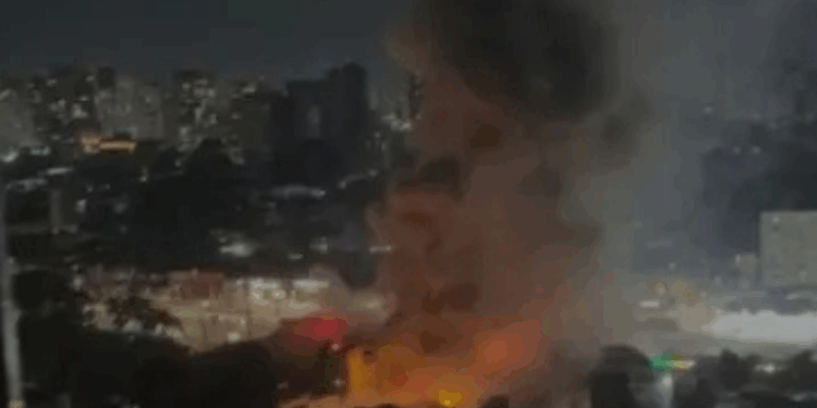 Incêndio atinge lojas na Rua Marechal Deodoro, em São Bernardo do Campo. Telhado desaba, 21 viaturas atuam e não há feridos.