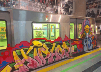 O Sesc 24 de Maio recebe a exposição HIP-HOP 80’sp até março de 2026, com fotos, roupas, discos e registros audiovisuais que celebram a história e a influência do hip-hop em São Paulo e no Brasil.