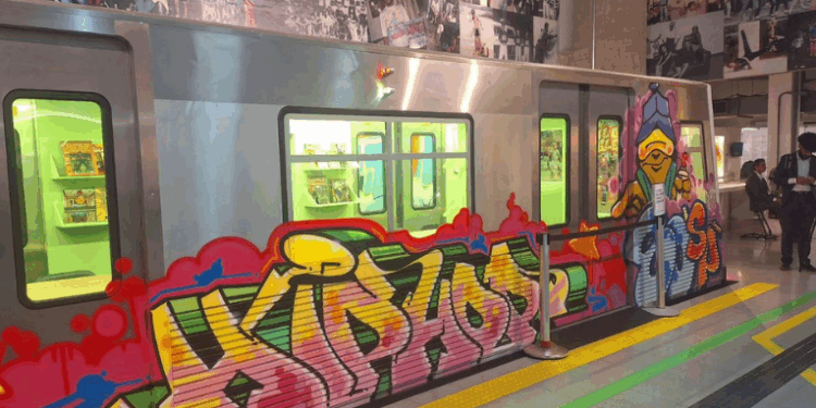 O Sesc 24 de Maio recebe a exposição HIP-HOP 80’sp até março de 2026, com fotos, roupas, discos e registros audiovisuais que celebram a história e a influência do hip-hop em São Paulo e no Brasil.