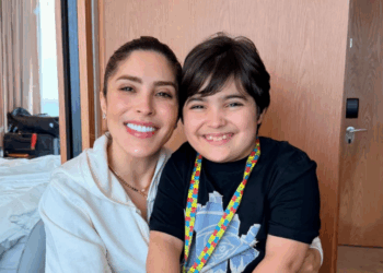 Manu Bahtidão revelou que seu filho Théo, de 9 anos, recebeu diagnóstico de autismo. A cantora ressaltou a importância de apoio, terapias e ambientes acolhedores para o desenvolvimento da criança.