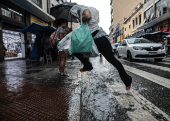 Capital paulista terá chuva intensa e ventos acima de 80 km/h no sábado (8).