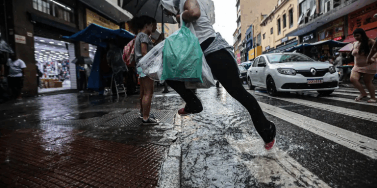Capital paulista terá chuva intensa e ventos acima de 80 km/h no sábado (8).
