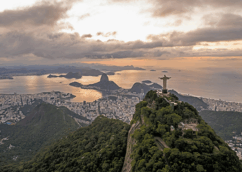 O Rio de Janeiro terá início de semana instável, com calor intenso na segunda-feira, nuvens e chuvas isoladas nos próximos dias, e melhora do tempo a partir de quinta-feira.