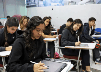 No Enem 2025, a redação será aplicada no dia 9 de novembro, junto às provas de linguagens e ciências humanas. Texto deve seguir formato dissertativo-argumentativo e atender às cinco competências exigidas pelo Inep.