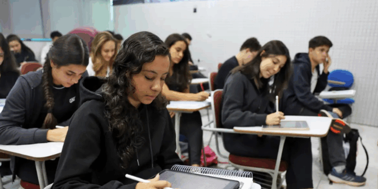 No Enem 2025, a redação será aplicada no dia 9 de novembro, junto às provas de linguagens e ciências humanas. Texto deve seguir formato dissertativo-argumentativo e atender às cinco competências exigidas pelo Inep.