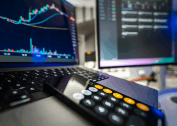 Ibovespa fecha acima de 154 mil pontos e renova recorde histórico. Dólar recua pelo terceiro dia e registra a menor cotação em um mês.