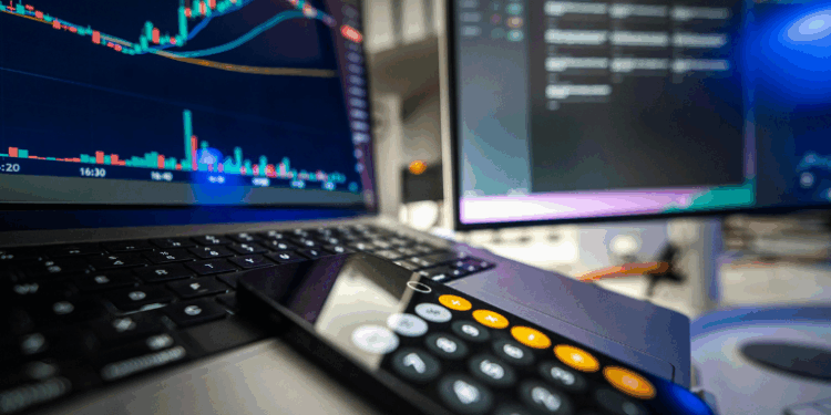 Ibovespa fecha acima de 154 mil pontos e renova recorde histórico. Dólar recua pelo terceiro dia e registra a menor cotação em um mês.