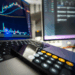 Ibovespa fecha acima de 154 mil pontos e renova recorde histórico. Dólar recua pelo terceiro dia e registra a menor cotação em um mês.