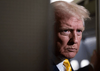 Donald Trump declarou que países que continuarem a negociar com a Rússia podem sofrer sanções severas. Projeto de lei do Congresso prevê tarifas de até 500% sobre comércio com Moscou.