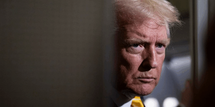 Donald Trump declarou que países que continuarem a negociar com a Rússia podem sofrer sanções severas. Projeto de lei do Congresso prevê tarifas de até 500% sobre comércio com Moscou.