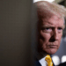 Donald Trump declarou que países que continuarem a negociar com a Rússia podem sofrer sanções severas. Projeto de lei do Congresso prevê tarifas de até 500% sobre comércio com Moscou.