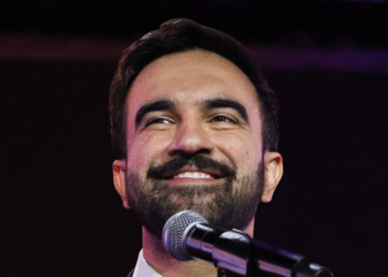 O democrata Zohran Mamdani, de 34 anos, venceu as eleições e se tornou o novo prefeito de Nova York, o mais jovem desde 1892. Ele é o primeiro muçulmano a ocupar o cargo e obteve mais de 50% dos votos em disputa marcada por forte mobilização popular.