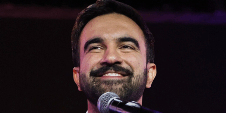 O democrata Zohran Mamdani, de 34 anos, venceu as eleições e se tornou o novo prefeito de Nova York, o mais jovem desde 1892. Ele é o primeiro muçulmano a ocupar o cargo e obteve mais de 50% dos votos em disputa marcada por forte mobilização popular.