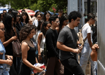 Segundo dia do Enem 2025 teve provas de Matemática e Ciências da Natureza em 1.805 municípios. Estudantes e treineiros avaliaram dificuldade, e famílias aguardaram candidatos do lado de fora.