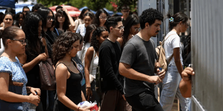 Segundo dia do Enem 2025 teve provas de Matemática e Ciências da Natureza em 1.805 municípios. Estudantes e treineiros avaliaram dificuldade, e famílias aguardaram candidatos do lado de fora.