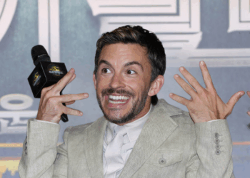O ator britânico Jonathan Bailey, conhecido por “Bridgerton” e “Fellow Travelers”, foi eleito o homem mais sexy do mundo em 2025 pela revista People. A publicação completa 40 anos da tradicional escolha.