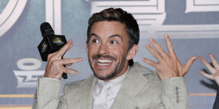 O ator britânico Jonathan Bailey, conhecido por “Bridgerton” e “Fellow Travelers”, foi eleito o homem mais sexy do mundo em 2025 pela revista People. A publicação completa 40 anos da tradicional escolha.