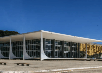O ministro Alexandre de Moraes negou o pedido do coronel Marcelo Câmara, acusado de integrar trama golpista, para comparecer à formatura da filha. O magistrado afirmou que a prisão preventiva restringe saídas.