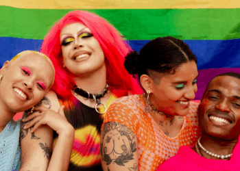 O Rio de Janeiro comemora 30 anos da primeira Parada do Orgulho LGBTI+, lembrando a trajetória histórica, desafios e conquistas da comunidade, com evento na Praia de Copacabana neste domingo (23).