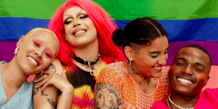 O Rio de Janeiro comemora 30 anos da primeira Parada do Orgulho LGBTI+, lembrando a trajetória histórica, desafios e conquistas da comunidade, com evento na Praia de Copacabana neste domingo (23).