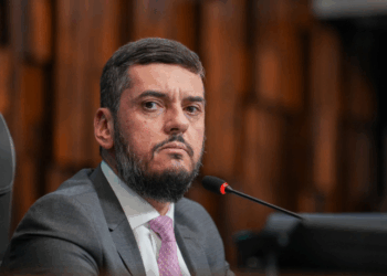 Famílias de policiais militares mortos em combate no Rio de Janeiro terão direito à integralidade dos salários, graças à proposta do deputado Rodrigo Bacellar incluída no Projeto de Lei 6.029/25, aprovado pela Alerj.