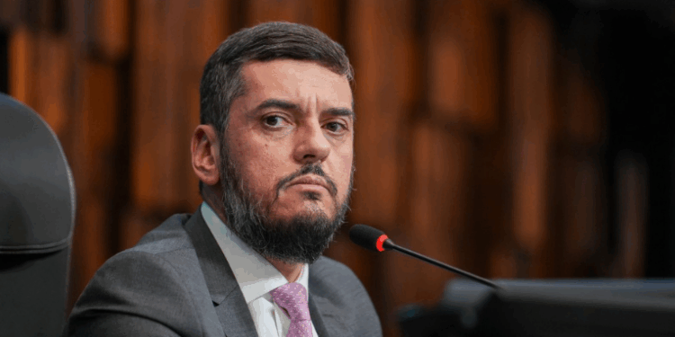 Famílias de policiais militares mortos em combate no Rio de Janeiro terão direito à integralidade dos salários, graças à proposta do deputado Rodrigo Bacellar incluída no Projeto de Lei 6.029/25, aprovado pela Alerj.