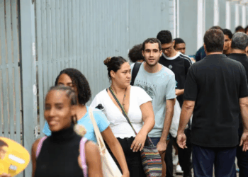O Enem 2025 teve cerca de 70% de presença entre os inscritos, apresentou inovações metodológicas e medidas de segurança, e seguirá com reaplicações para casos excepcionais; gabarito e resultados serão divulgados em janeiro de 2026.