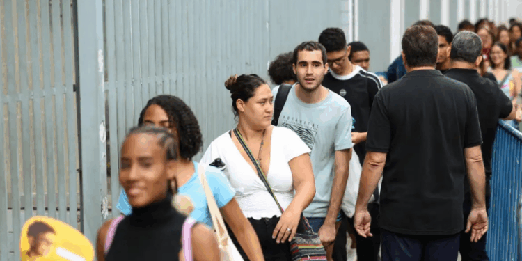 O Enem 2025 teve cerca de 70% de presença entre os inscritos, apresentou inovações metodológicas e medidas de segurança, e seguirá com reaplicações para casos excepcionais; gabarito e resultados serão divulgados em janeiro de 2026.