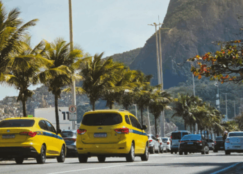 Plataforma Na Favela Turismo e Sebrae capacitam 100 moradores e mototaxistas de favelas da zona sul do Rio, oferecendo cursos sobre turismo comunitário, hospitalidade, marketing digital e formalização de negócios.