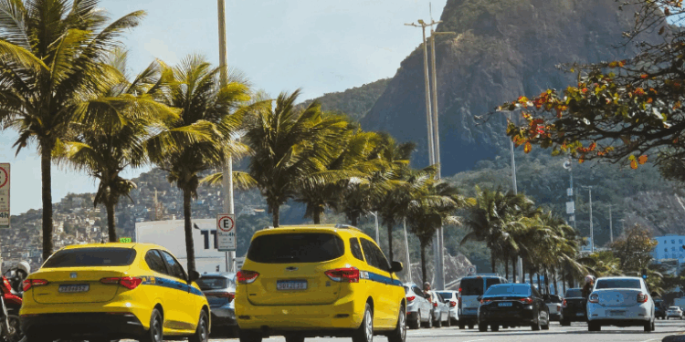 Plataforma Na Favela Turismo e Sebrae capacitam 100 moradores e mototaxistas de favelas da zona sul do Rio, oferecendo cursos sobre turismo comunitário, hospitalidade, marketing digital e formalização de negócios.