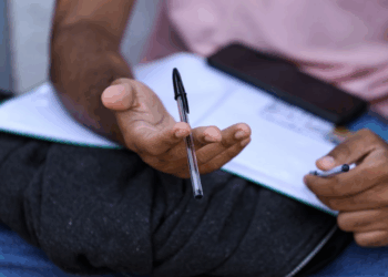 Um tiroteio na Avenida Brasil, em Acari, interditou o Ciep 173 e impediu a realização do Enem por candidatos alocados no local. A prova será reaplicada em 17 de dezembro.