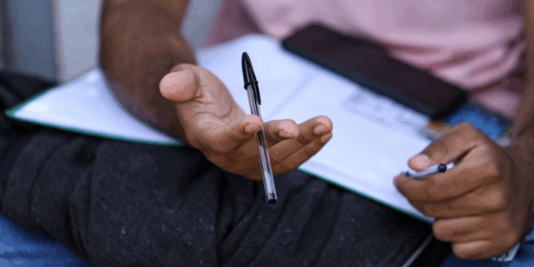 Um tiroteio na Avenida Brasil, em Acari, interditou o Ciep 173 e impediu a realização do Enem por candidatos alocados no local. A prova será reaplicada em 17 de dezembro.