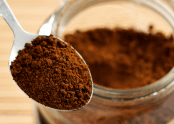Um estudo publicado na Food Science & Nutrition indica que o consumo de café instantâneo pode elevar o risco de degeneração macular seca, doença ocular irreversível que compromete a visão central e afeta cerca de 8,7% da população adulta.