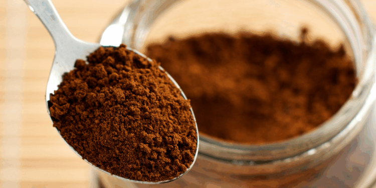 Um estudo publicado na Food Science & Nutrition indica que o consumo de café instantâneo pode elevar o risco de degeneração macular seca, doença ocular irreversível que compromete a visão central e afeta cerca de 8,7% da população adulta.