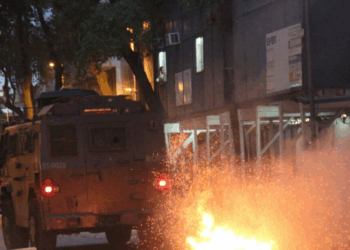 Governo do Rio de Janeiro lança operação Barricada Zero para retirar barricadas de grupos criminosos na Região Metropolitana. Ação contará com força-tarefa entre polícia e prefeituras.