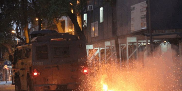 Governo do Rio de Janeiro lança operação Barricada Zero para retirar barricadas de grupos criminosos na Região Metropolitana. Ação contará com força-tarefa entre polícia e prefeituras.