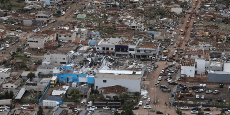 Fenômeno deixou mortes e feridos, provocou destruição na cidade e pode gerar ventos fortes em outras regiões do Sul e Sudeste