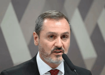 Durante CPI no Senado, o diretor-geral da PF, Andrei Rodrigues, afirma que não há comprovação de conexão entre facções criminosas do Brasil e grupos terroristas internacionais, mantendo foco em investigações nacionais.