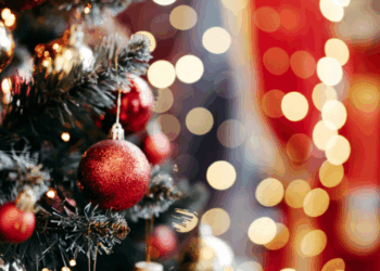 Petrópolis se prepara para o fim de ano com a previsão de 3 mil vagas temporárias no comércio, impulsionadas pela Black Friday, Natal e turismo, refletindo crescimento de 20% no setor.