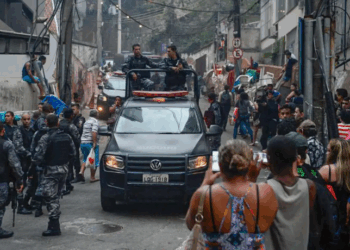 A Operação Contenção, na Vila Kennedy, Zona Oeste do Rio, mira o Comando Vermelho. Ação policial resulta em mortos, feridos, prisões e apreensão de armas.