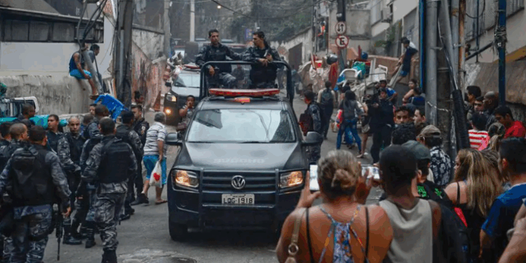 A Operação Contenção, na Vila Kennedy, Zona Oeste do Rio, mira o Comando Vermelho. Ação policial resulta em mortos, feridos, prisões e apreensão de armas.