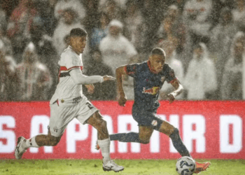 Jhon Jhon decide, e Bragantino supera o São Paulo por 1 a 0 em noite de protestos