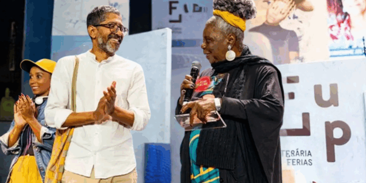 A 15ª edição da Flup acontece no Viaduto de Madureira e celebra literatura periférica, homenageia Conceição Evaristo e promove atividades sobre cultura afro-brasileira e diáspora africana.